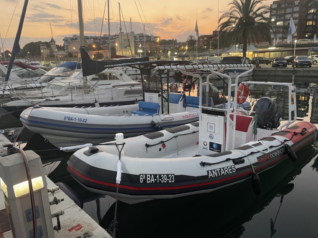 Embarcaciones de Nautic Ocean amarradas en Port Masnou al atardecer